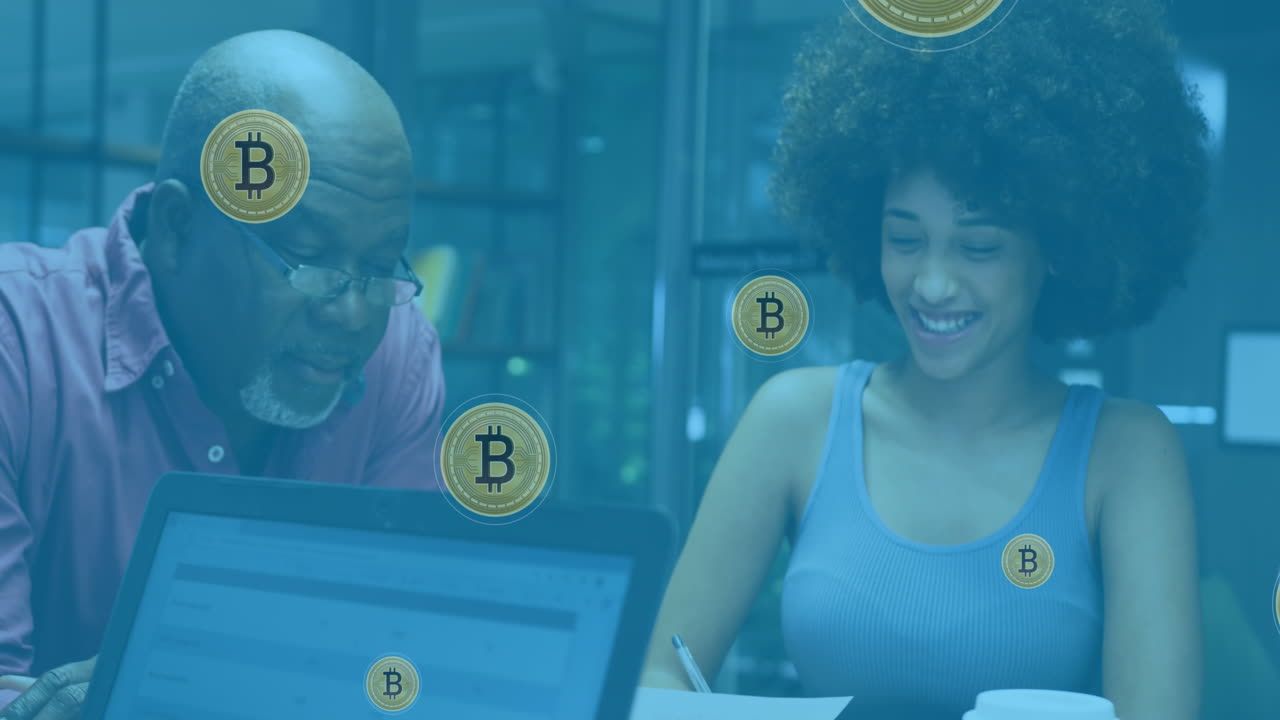 animación de bitcoins sobre diversas mujeres sonrientes hablando con compañeros de trabajo en la oficina