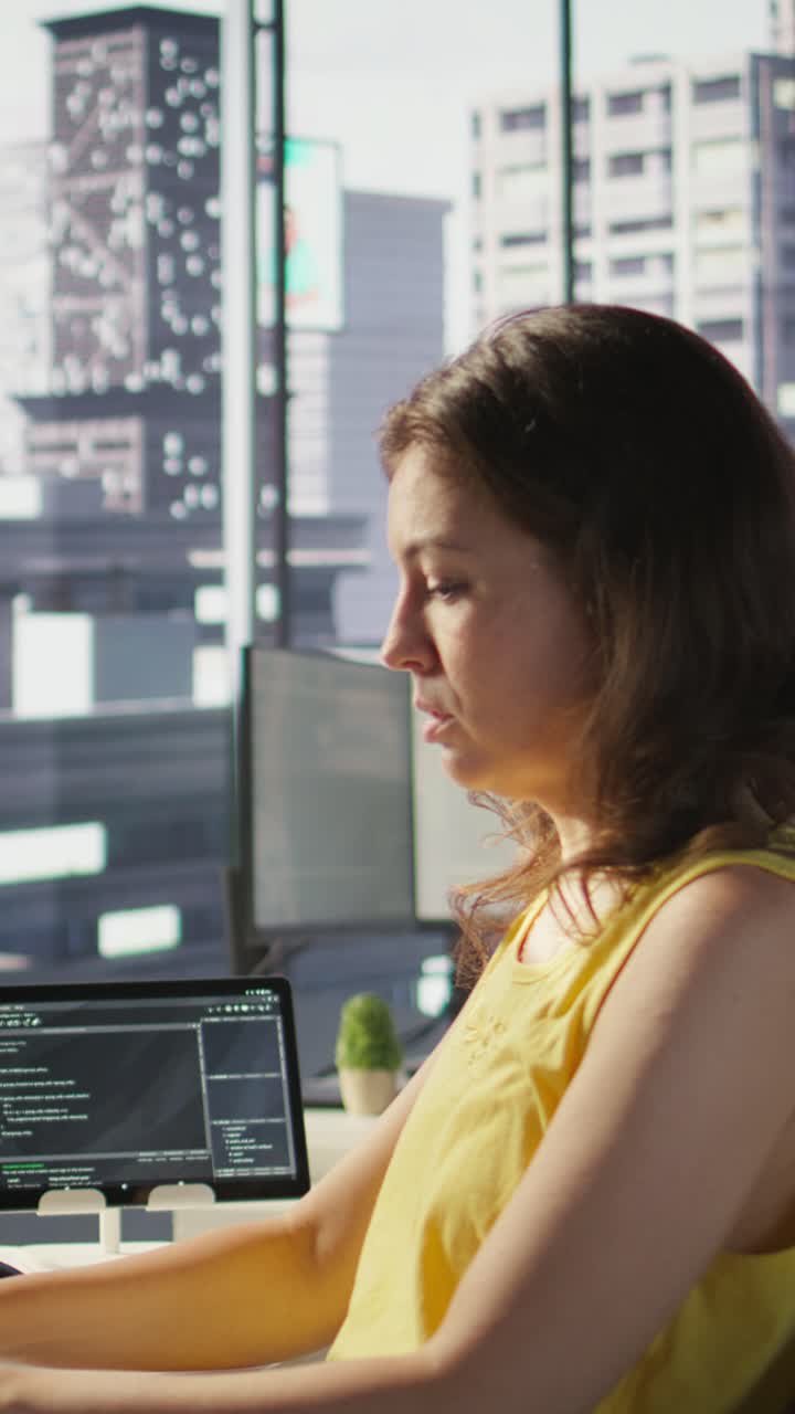 Video verticale: Amministratore di sistema al lavoro che esegue il debug di software AI usando un PC