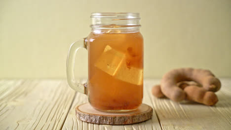 deliciosa bebida dulce jugo de tamarindo y cubo de hielo - estilo de bebida saludable