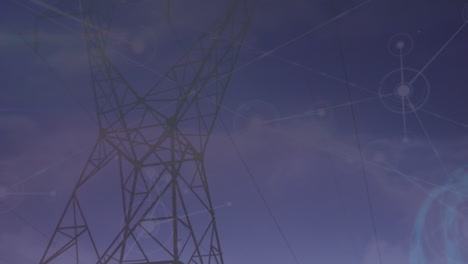 animación de la red de conexiones a través de torres móviles contra nubes en el cielo azul