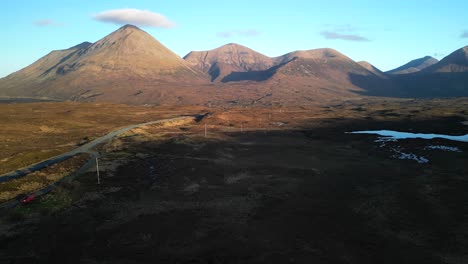 los páramos escoceses revelan con nubes cubiertas de nubes rojas cuillin glamaig al amanecer en sligachan en la isla de skye escocia