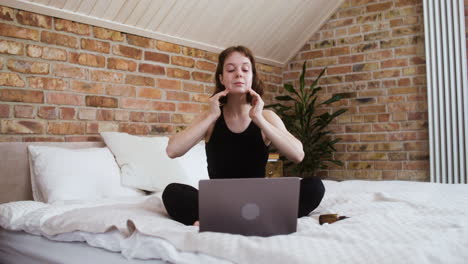 mujer en el dormitorio