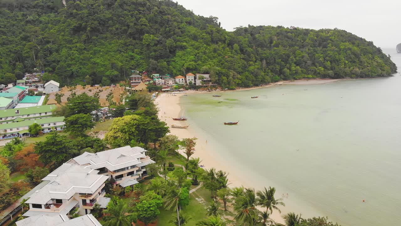 volar sobre balnearios y playas vírgenes en phuket