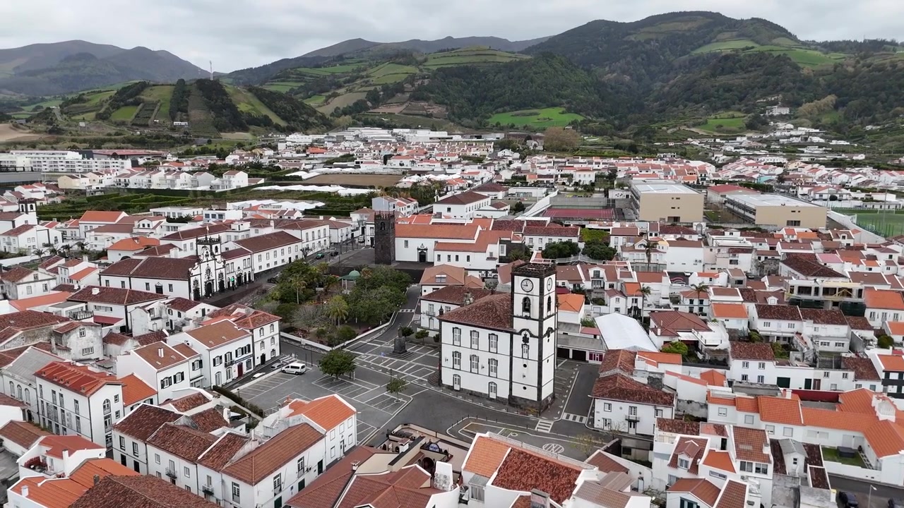 Ripresa aerea con drone della città costiera di Vila Franca do Campo a São Miguel, Azzorre. Vista di case bianche tradizionali, tetti rossi e l'impianto urbano storico lungo la costa atlantica.