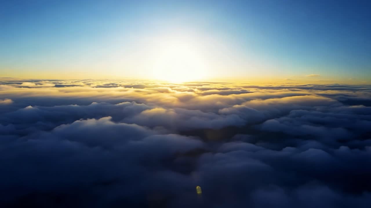 puesta de sol sobre las nubes