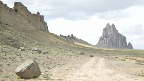 Ein-Feldweg-Führt-Zum-Shiprock-Monument