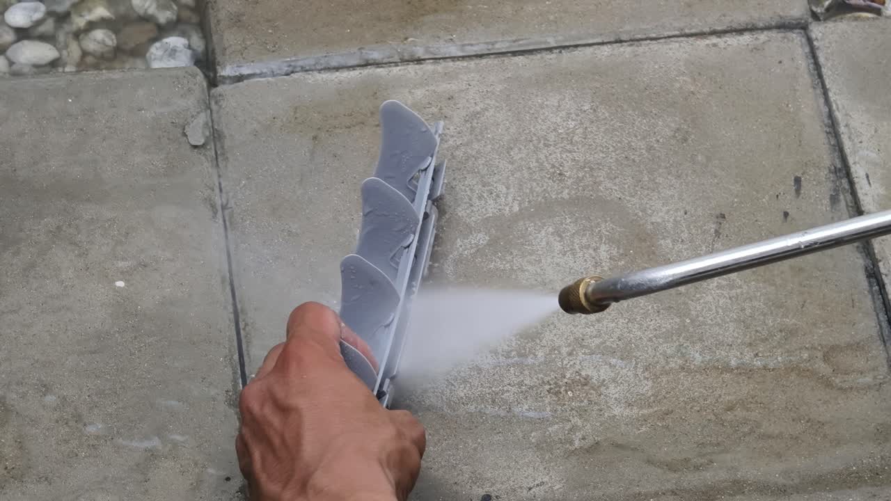 Rengøring af airconditiondele udendørs med højtryksrenser