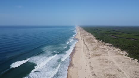 drone vuela sobre la famosa playa de mimizan en francia en el océano atlántico filmado desde arriba con olas y un clima magnífico