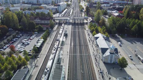 Los-Vehículos-Circulan-Por-El-Paso-Elevado-Del-Ferrocarril-En-La-Estación-De-Tren-De-Kerava-En-Finlandia