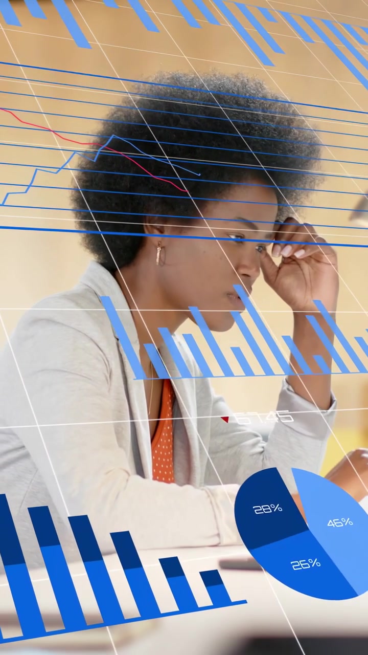 Video verticale: Analista donna che si sposta per toccare un tablet, causando l'aggiornamento di grafici blu per il business.