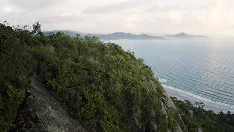 Drohne-Nähert-Sich-An-Einem-Sommertag-Einem-Wandergipfel-Eines-Tropischen-Waldberges-Mit-Dem-Meer-Im-Hintergrund