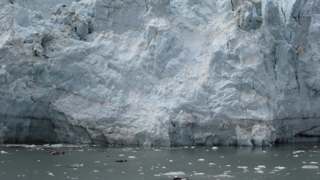 glacier bay national park 및 preserve, alaska에 있는 margerie glacier의 큰 얼음 벽의 클로즈업
