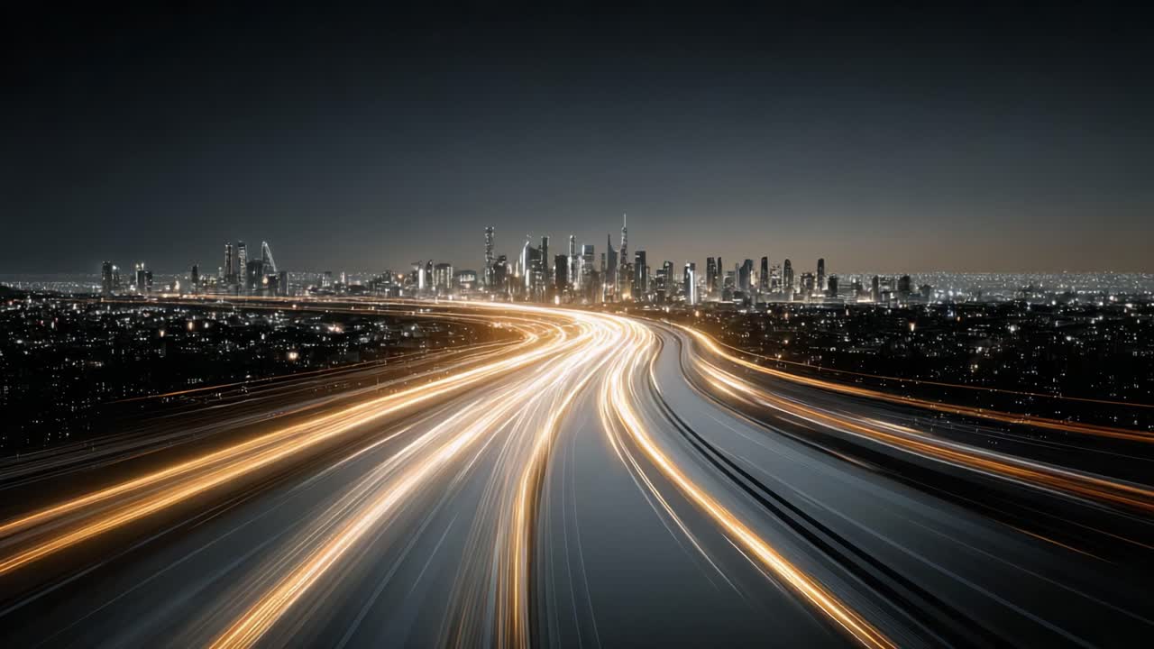 Splendido paesaggio urbano notturno con dinamiche scie luminose create dal traffico in movimento, sotto uno skyline vivace e grattacieli illuminati.