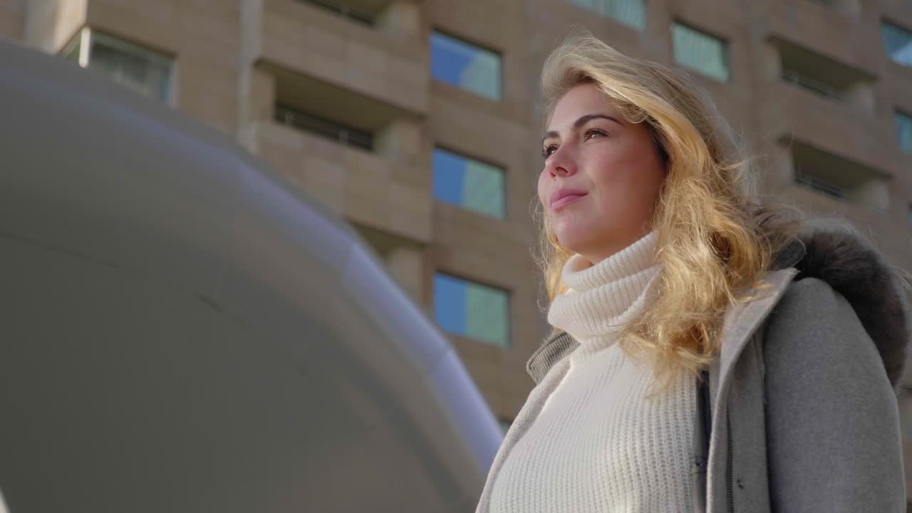 젊은 금발의 여자는 자신있게 포즈를 보인다