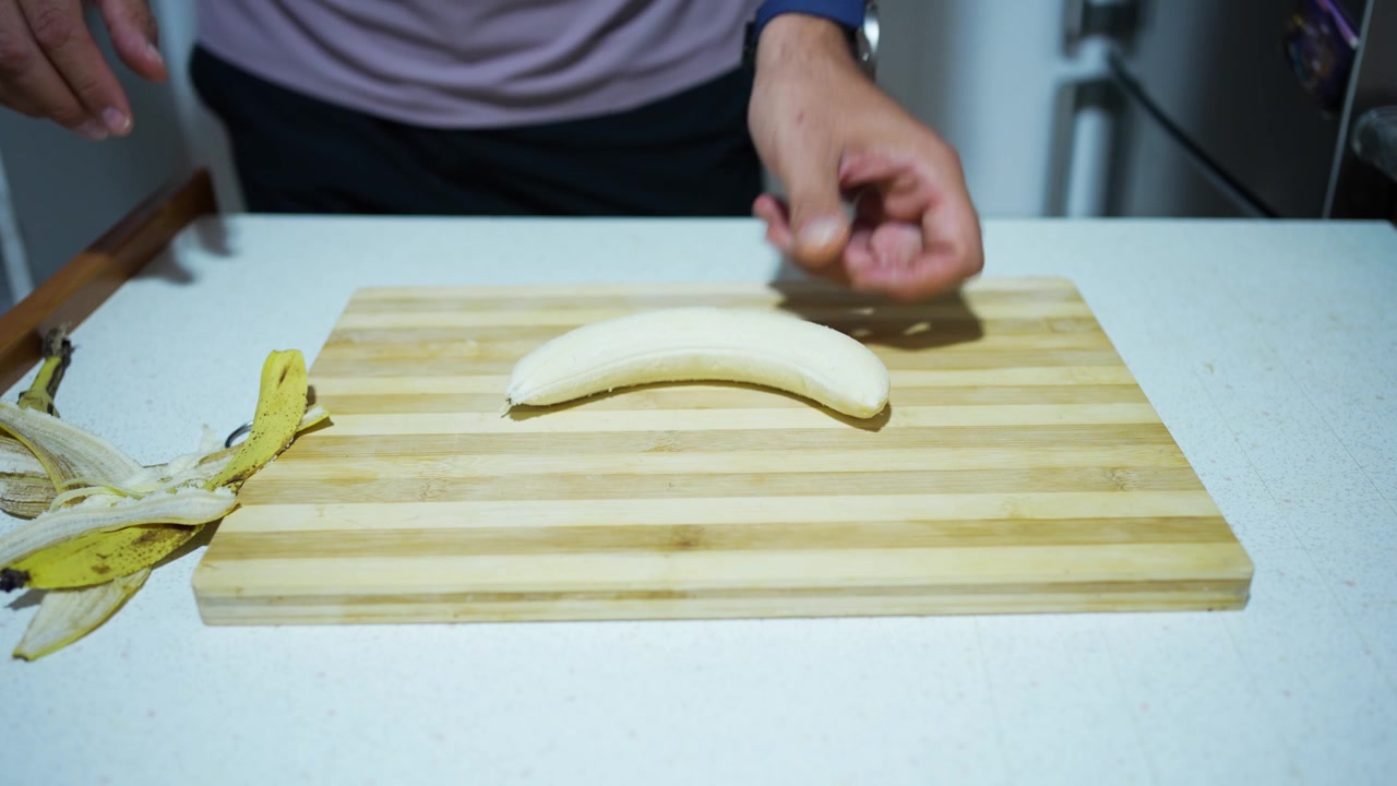 Una guida completa sulla tecnica passo-passo per sbucciare una banana in modo efficace.