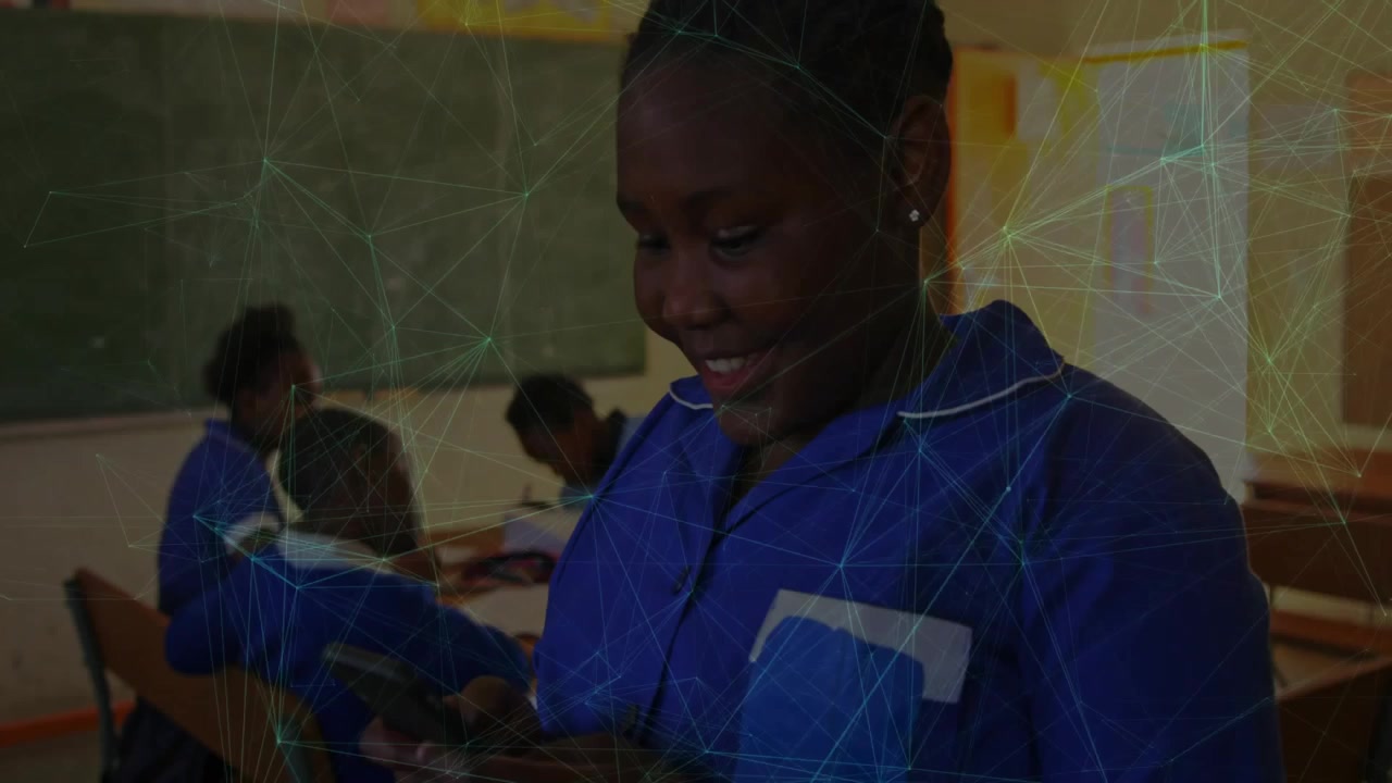Studerende tager telefonen op af lommen, scroller gennem beskeder og smiler i skolen, mens chatbobler vises.