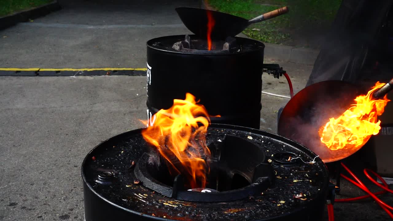Asiatisk køkken. Madlavning i en wokpande. Slow motion