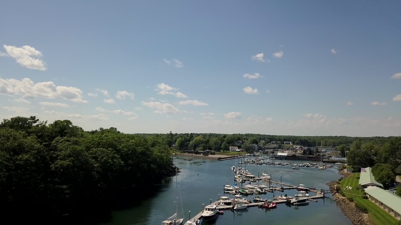 vista aérea: un día de verano sobre un puerto costero en maine