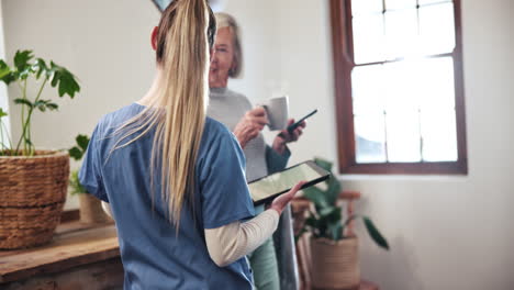 Krankenschwester,-Tablet-Und-ältere-Frau-In-Absprache