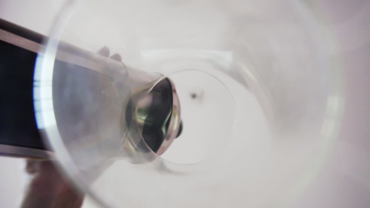 hombre sirviendo café en la taza