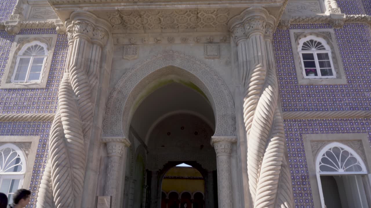 вид на исторический зал дворца пена в португалии в зимний солнечный день