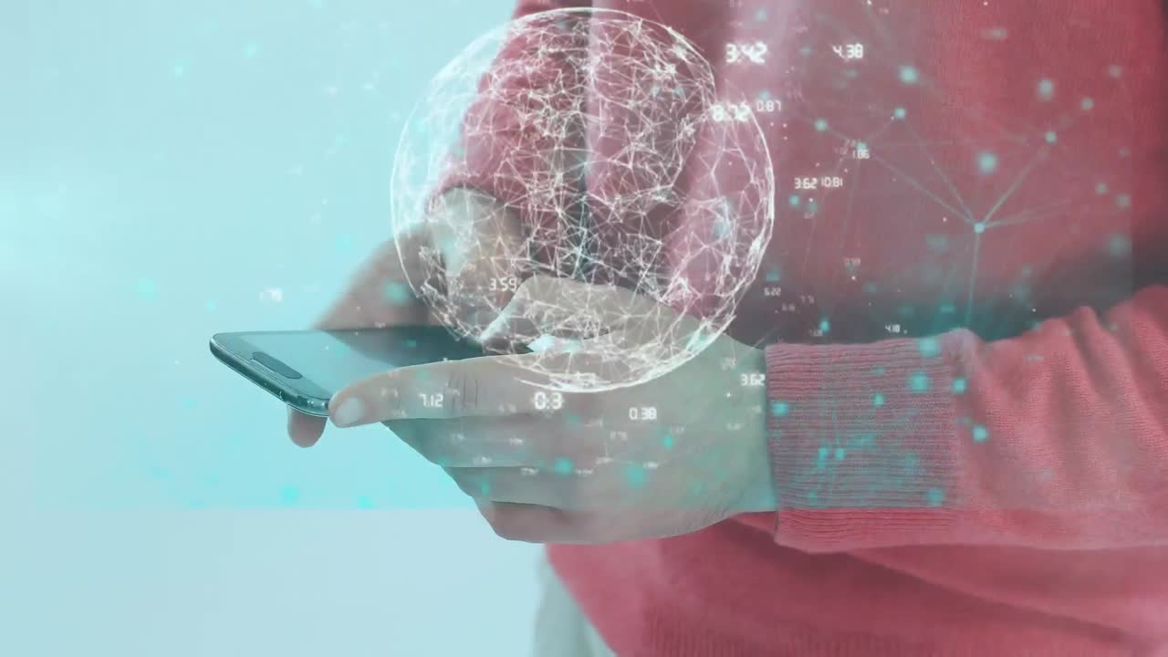 animación del procesamiento de datos sobre un hombre biracial usando un teléfono inteligente