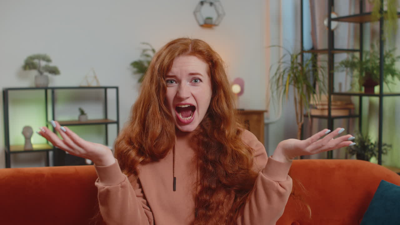 젊은 여성은 절망과 외로움을 느끼고 신경약으로 소파에 앉아 놀고 있습니다.