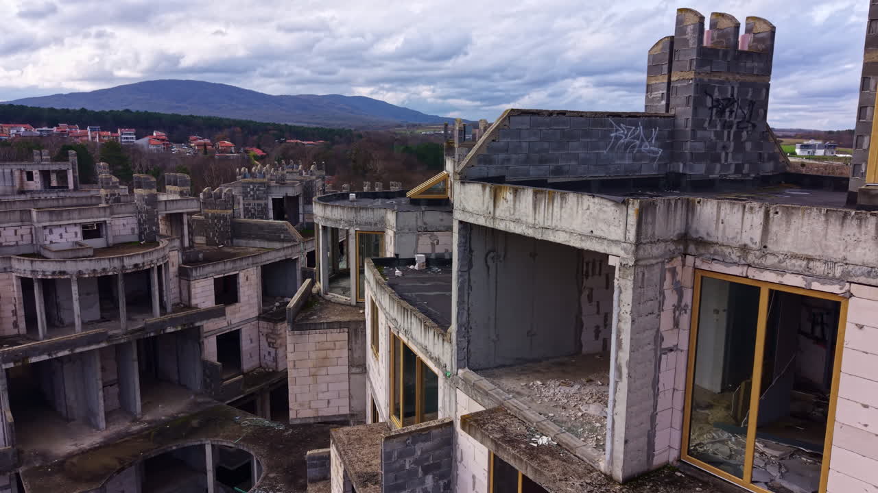 Un complesso di edifici abbandonati immerso nella natura rivela storie di sogni dimenticati e tempo perduto