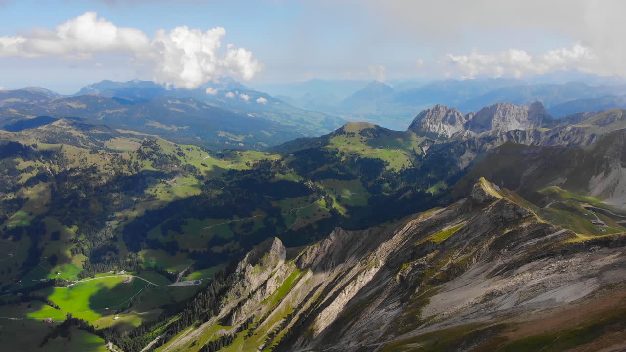 antena: cordillera y valles entre nubes en los alpes suizos
