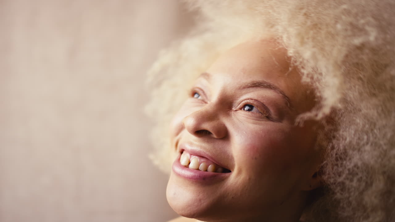 retrato de estudio de una mujer albina natural y segura en ropa interior que promueve la positividad corporal