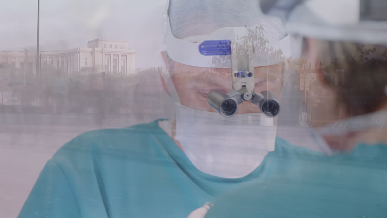 Animación de timelapse con personas caminando sobre cirujano caucásico durante operación