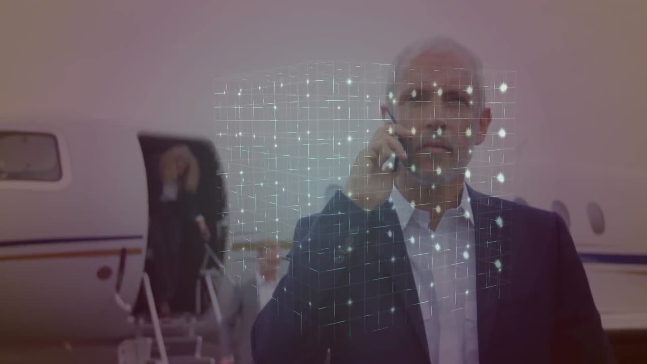 Animation av neonfärgade 3D-abstrakta strukturer mot en kaukasisk affärsman som pratar i smartphone