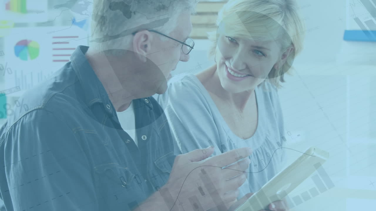 animación del procesamiento de datos financieros sobre personas de negocios en la oficina