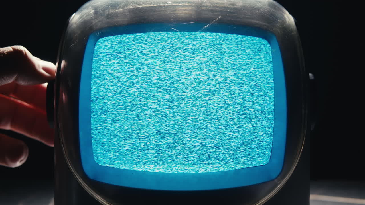 Retro TV, nostaljik televizyon. Nostaljik bir ortamda, ekranda gren gösteren bir retro TV, korkunç Cadılar Bayramı gecesi cihazı, kroma anahtarı ve yeşil ekran için uygun. Yüksek kaliteli 4K görüntü.