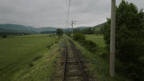 drone vuela sobre el ferrocarril rural cerca de atskuri en samtskhe-javakheti, georgia