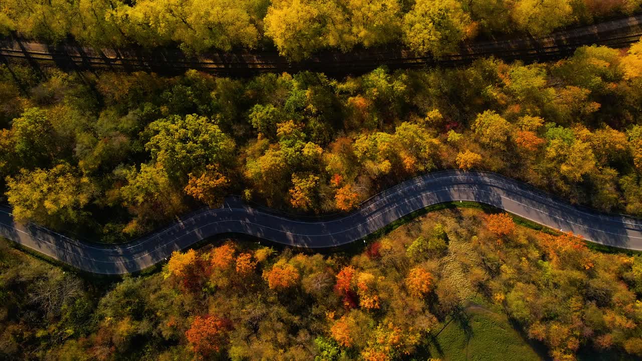 리투아니아 카우나스 (kaunas) 의 네무나스 강 (nemunas river) 을 따라 철도와 인접한 휘어지는 도로의 드론 촬영, 위에서 아래로 찍은 사진