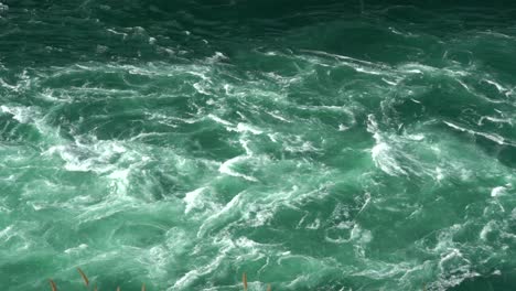 un fondo de agua que fluye rápidamente en el río niagara