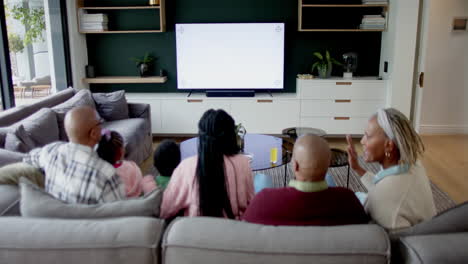 Padres-Afroamericanos,-Hijo,-Hija-Y-Abuelos-Viendo-Televisión-Con-Espacio-Para-Copiar,-Cámara-Lenta