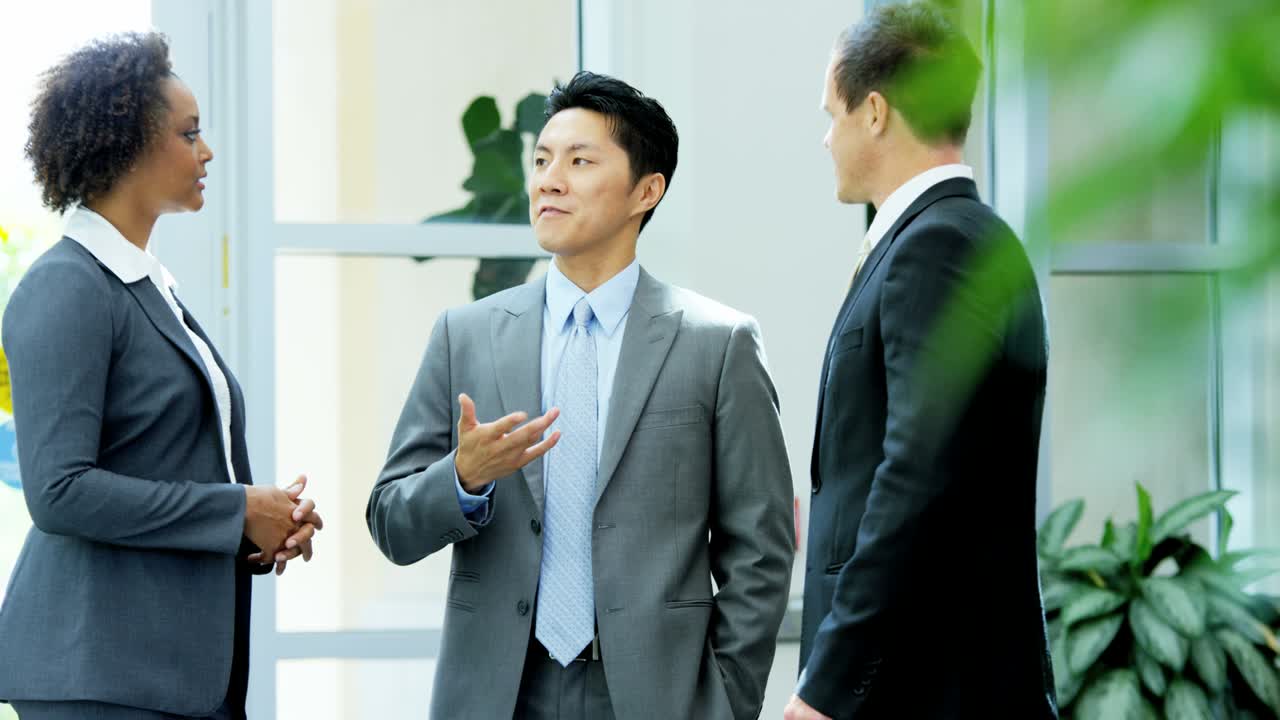 남녀 다민족 부동산 사무소 회의