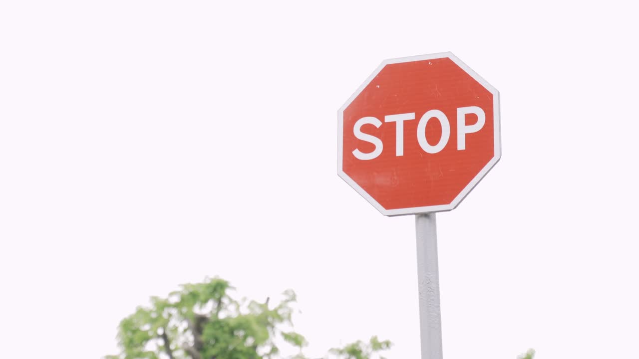 Stoppskilt mot himmelen. Skiltet beveger seg bort fra kameraet