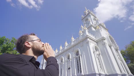 la persona que mira a la iglesia y reza.