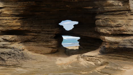 statische aufnahme einer erodierten felsformation an einem australischen strand