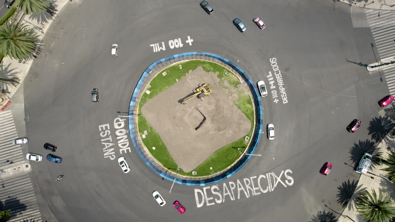 차량 통행이 거의 없는 멕시코에서 사회 정의를 요구하는 파세오 데 라 레프로마 애비뉴를 회전하는 샷