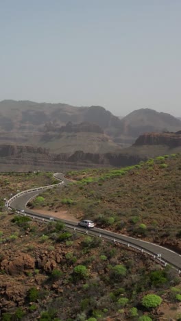 paisaje de carretera montañosa