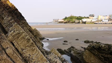 Playa-De-Tenby,-Con-Casas-Y-Estación-De-Botes-Salvavidas