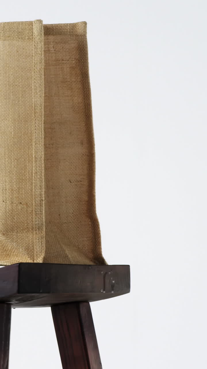 primer plano del bolso en el taburete