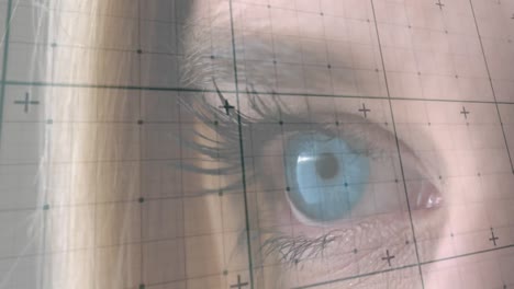 animación del procesamiento de datos sobre el ojo de una mujer caucásica