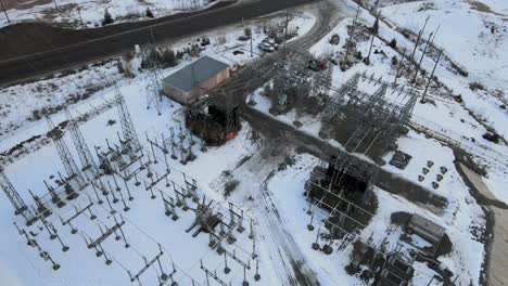 Stromversorgung-Der-Provinz:-Luftaufnahme-Einer-Hochspannungs-Umspannstation-In-Der-Cariboo-Region-In-British-Columbia