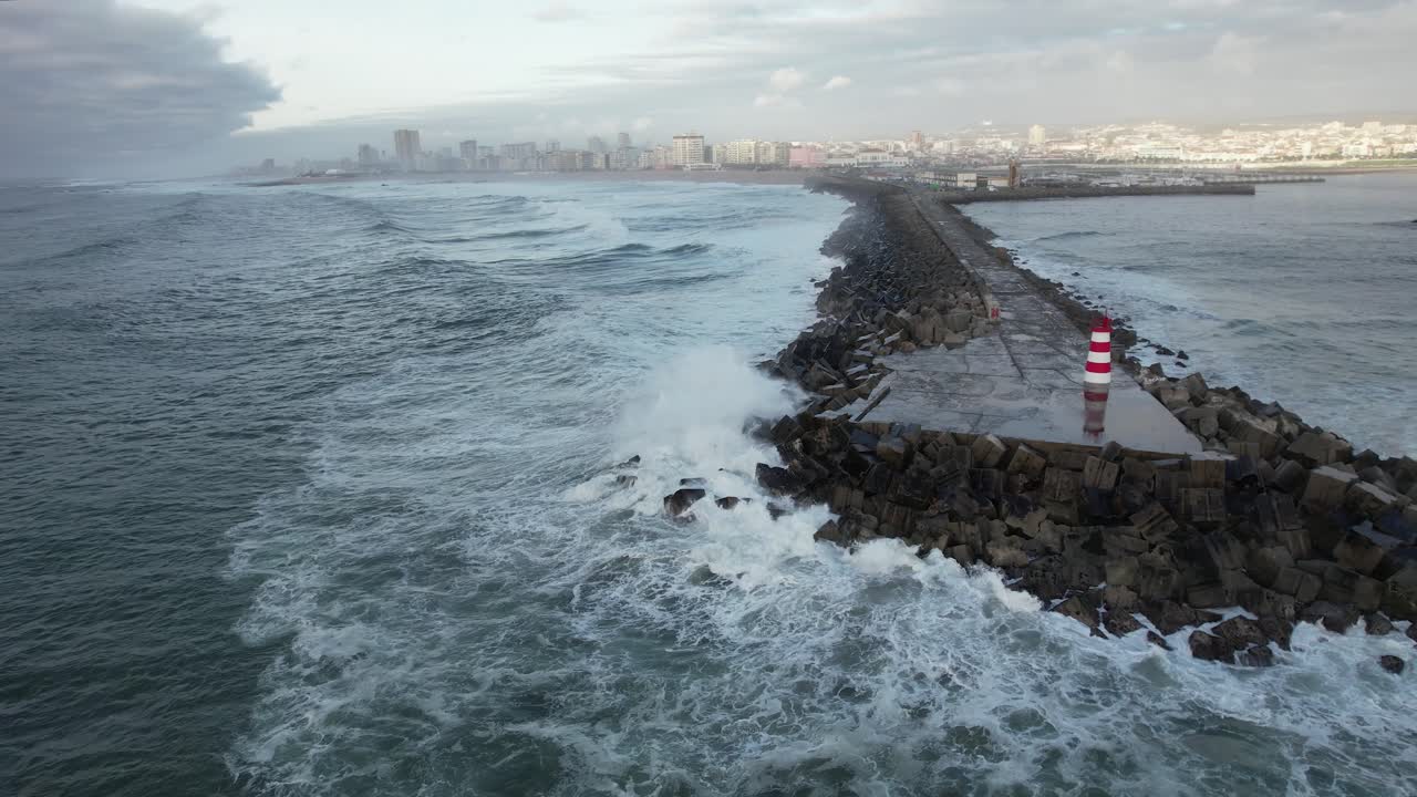 olas rompiendo en la antena de la costa del océano