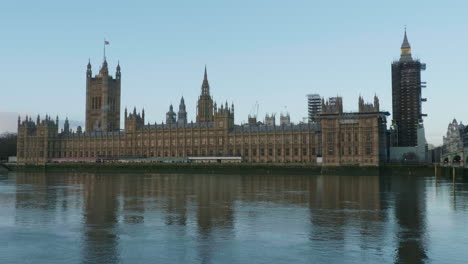 las casas del parlamento con el &quot;big ben&quot; y la torre victoria en el río támesis en diciembre de 2020, mientras que londres está en el nivel 4 durante la pandemia de la corona